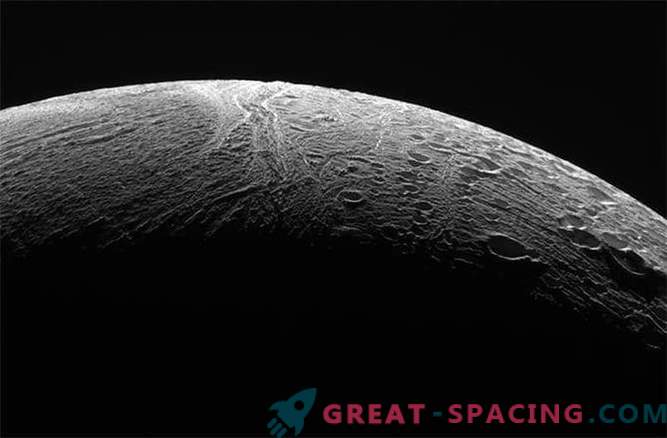 Касини ги извади последните фотографии на Енцелад