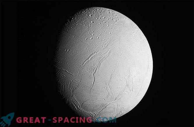 Касини ги извади последните фотографии на Енцелад