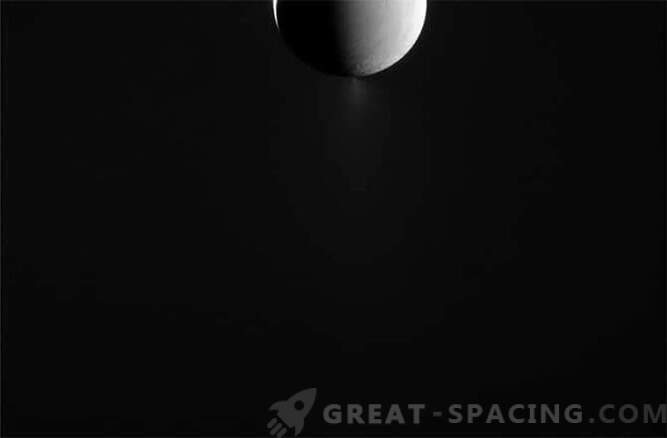 Касини ги надгледува Еселадовите гејзери.