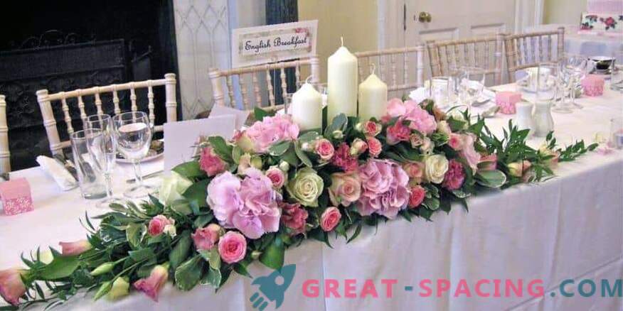 Како да се украсат свадба прослава со цвеќиња: цвеќарница совети